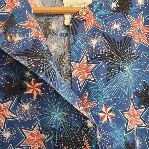 UA Scrubs Long Sleeve Snap Up Shirt Top Blue Red Stars Fireworks Size Large - Picture 2 of 8